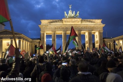 ההחלטה מעבירה מסר לפלסטינים נגד מאבק לא-אלים. הפגנה פרו-פלסטינית בברלין (צילום: אן פאק/ אקטיבסטילס)