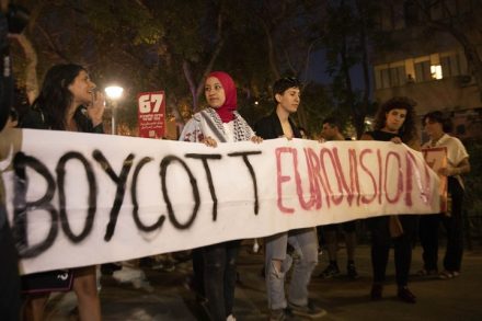 "אנחנו מעיזים לחלום על סיום האפטהייד". מפגינים בתל אביב בציון שנה להרג 64 המפגינים בעזה (צילום: אורן זיו / אקטיבסטילס)