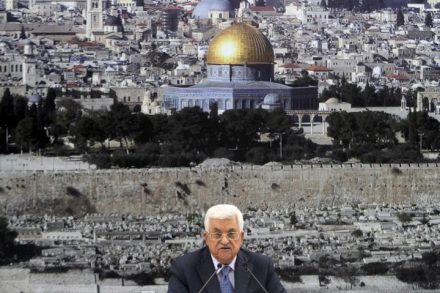 אש"ף מחליט החלטות אבל איש לא מבצע אותן. הנשיא מחמוד עבאס במהלך כינוס של אש"ף ברמאללה (צילום: עיסאם רימאווי / פלאש 90)
