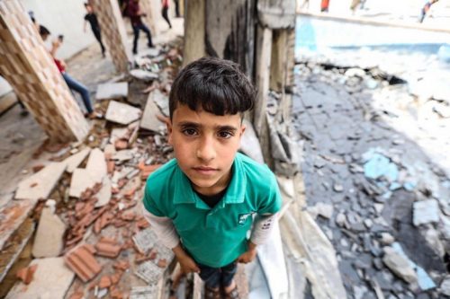 "אני כבר מעדיפה מלחמה, אולי יהיה פתרון לג'ונגל של עזה". ילד בעזה בין ההריסות אחרי ההפצצות של ישראל (צילום: מוחמד זאנון / אקטיבסטילס)