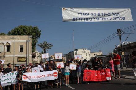 "אנחנו ביפו סוג ב'. לא סופרים אותנו". עשרות מפגינים חוסמים את צומת שלבים במחאה על עבודות הרכבת הקלה במרכז יפו (אורן זיו)