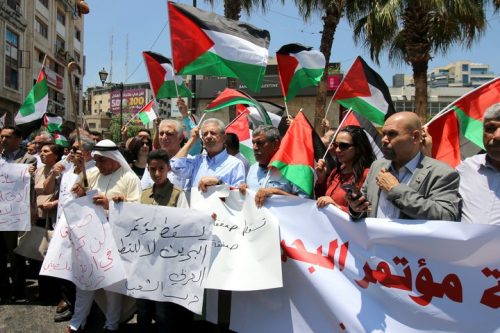 "עסקת המאה היא רק ניסיון לחסל את הזכויות הפלסטיניות". הפגנה בשבת ברמאללה נגד ועידת בחריין (צילום: אחמד אל-באז)