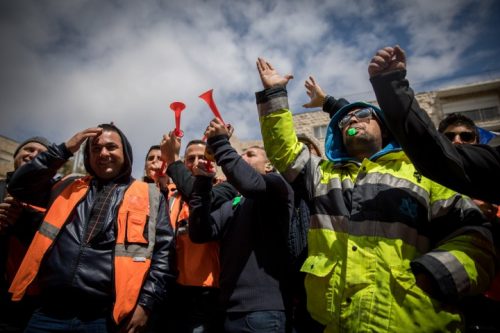 עובדי נמל אשדוד מפגינים מחוץ לבית המשפט לעבודה בירושלים בדרישה לאפשר להם את זכות השביתה. 2 באפריל 2017 (יונתן זינדל / פלאש 90)