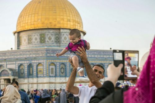 השיח' של אל-אקצא שידר בשידור ישיר עם השיחה שלו עם עמאן כדי שלא יחשדו בו שהוא מורד בסעודיה. משפחה חוגגת ליד כיפת הסלע בעיד אלפטר (צילום: סלימאן ח/אדר / פלאש 90) השיח' של אל-אקצא שידר בשידור ישיר עם השיחה שלו עם עמאן כדי שלא יחשדו בו שהוא מורד בסעודיה. משפחה חוגגת ליד כיפת הסלע בעיד אלפטר (צילום: סלימאן ח/אדר / פלאש 90)