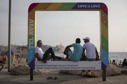 "מאז שהייתי ילד, לא הייתי בים". צעירים מהגדה המערבית מצטלמים על רקע חוף הים ביפו (צילום: אורן זיו / אקטיבסטילס)