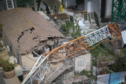 משרדי האוצר והביטחון מתנגדים להחמרת כללי הבטיחות בענף הבנייה מחשש שיביאו לעליית מחירים. קריסת מנוף על בניין ברמת גן (צילום: פלאש 90)
