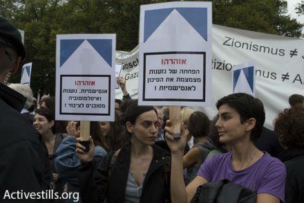יהודים רבים, כמו באואר, ואף לא יהודים, נוהגים לכנות 'אנטישמי' את מי שמצוי עמם במחלוקת פוליטית עמוקה בעיקר בנושא ישראל פלסטין. הפגנה נגד אנטישמיות בברלין(אורן זיו/ אקטיבסטילס)