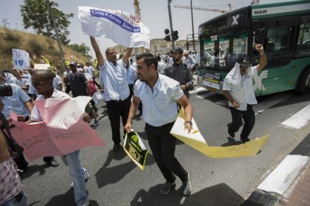 ממשאת נפש של מעמד הביניים, נהגי אוטובוס הפכו לעובדי קבלן. הפגנה של עובדי "אגד תעבורה" למען שיפור שכרם (צילום: יונתן סינדל / פלאש 90)