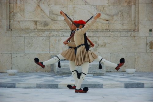 כדי להסוות את הקשרים עם המשטר הצבאי ביוון, נציגי הצבא היווני הגיעו לישראל בלבוש אזרחי. חילופי משמר בקבר החייל האלמוני באתונה (צילום: Cristoph Warner, CC BY_SA 2/0)