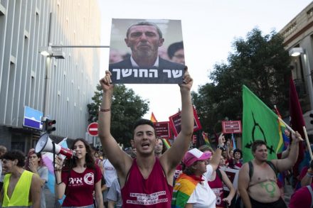 "הדקירה היא שיא של אלימות פוליטית מהכנסת, הממסד הדתי והרשויות המקומית". הפגנה נגד טרנספוביה היום בתל אביב (צילום: אורן זיו)