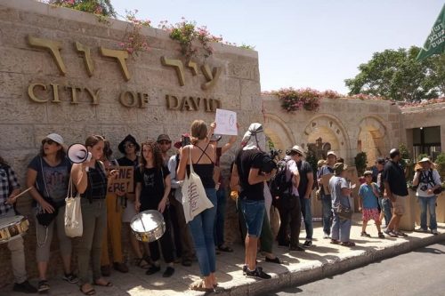מפגינים במחאה נגד השתלטות עמותת אלע"ד על חלק מבית משפחת סיאם בסילוואן (צילום: Free Jerusalem)