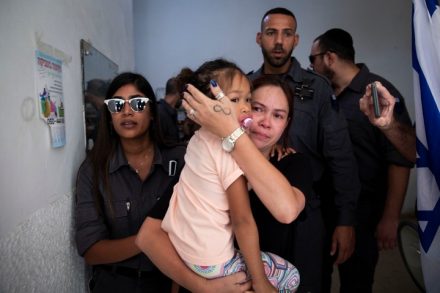 פקחי רשות האוכלוסין לוקחים למעצר את ג'רלדין אסטה, מהגרת עבודה מהפיליפינים שחיה בארץ כבר 19 שנה, ואת ילדיה (אורן זיו)