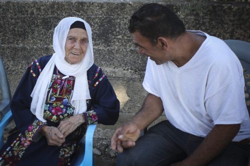 מוטפיה, סבתה של חברת הקונגרס האמריקאית רשידה טליב, בביתה בכפר בית עור אל-פוקא (צילום: פלאש90)