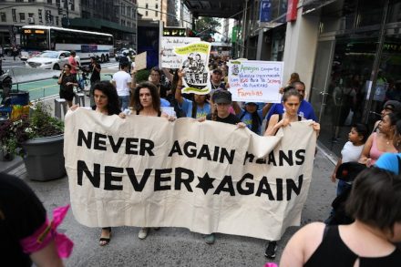 "לעולם לא עוד זה לעולם לא עוד". יהודים אמריקאים מפגינים נגד מדיניות ההגירה האמריקאית (צילום: גילי גץ)