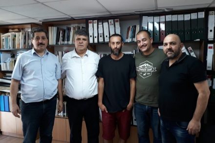 "פגישת הפיוס". במרכז: הזמר תאמר נפאר. שני משמאל: ראש עיריית אום אל פחם ד"ר סמיר מחאמיד, ולידו מנכ"ל מרכז מוסאוא געפר פרח (צילום: מרכז מוסאוא)