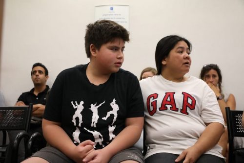 רוזמרי פרס ובנה רוהן בדיון בבית הדין. שופטת בית המשפט המחוזי הטילה איסור פרסום אף שהם כבר גורשו לפיליפינים (צילום: אורן זיו / אקטיבסטילס)