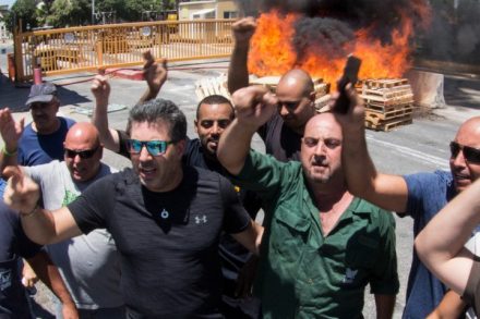 להנהלה היה נוח שהעובדים יפעילו לחץ על העירייה והממשלה להשאיר את מיכל האמוניה. הם סירבו לשחק את המשחק. פועלי חיפה כימיקלים בהפגנה (צילום: באסל עווידאת/ פלאש 90)