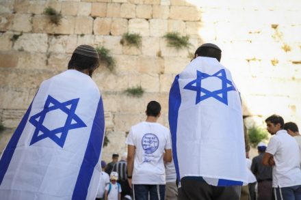 מדריך ב"מסע ישראלי" הסביר: "אם לערבים לא טוב שזו מדינה יהודית, הם יכולים ללכת". נערים ליד הכותל המערבי. למצולמים אין קשר לכתבה (צילום: נועם ריבקין פנטון)