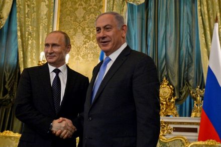 העולים מרוסיה בשנים האחרונות בורחים מפוטין, הם לא רוצים לראות אותו מתחבק עם נתניהו. נתניהו עם פוטין במוסקבה (צילום: חיים זך / לע"מ)