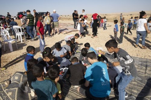 המאבק הערבי-יהודי הצליח הפעם. ילדי ירוחם וילדי רח'מה באירוע משותף למען הקמת בית הספר (צילום: אורן זיו / אקטיבסטילס)