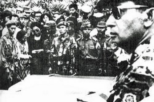הגנרל סוהרטו בהלוויית הגנרלים שנרצחו, ב-1965 (צילום: PD-INDONESIA)