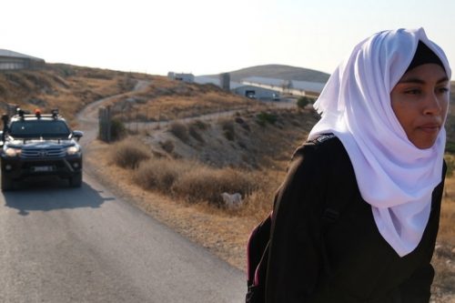 חיילים, מתנחלים וקללות: השגרה בדרך לבי"ס בהר חברון