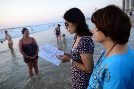 לפי חז"ל, א' תשרי הוא יום בריאת האדם, והאדם הראשון הוא סמל לאדם הכללי, עוד לפני דתות ולאומים. תפילת תשליך בחוף תל אביב (צילום תומר נויברג / פלאש 90)