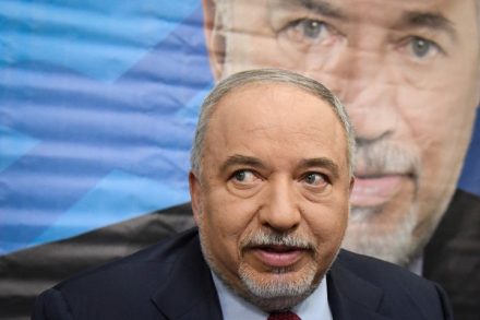 ליברמן הבין שמה שיכול לעזור לו להתקבל על ידי שבט השמאל הוא השנאה לחרדים. ליברמן בעצרת בחירות (צילום: פלאש 90)