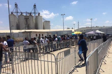 מי שמאחר למועד שנקבע לו אפילו בכמה דקות, צריך לעמוד בתור בשמש. התור מחוץ ללשכת משרד הפנים בבני ברק (צילום באדיבות המוקד לפליטים ומהגרים)