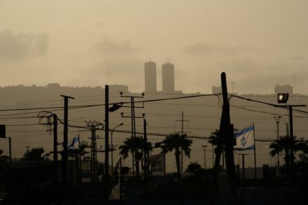 בעלי המפעל והמשרד להגנת הסביבה לא פירטו מה יהיו השפעות הרחבת בז"ן על הציבור. בג"ץ יצא והגן על בריאות התושבים. זיהום באוויר במפרץ חיפה (צילום: יניב נדב / פלאש 90)