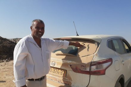 מאות מתנדבות הגיעו בהתראה קצרה, קיבלו נקודות ציון בנייד ויצאו לדרך. מעיגל אבו הוושלה ממועצת הכפרים הבלתי מוכרים ליד אחת המכוניות של המתנדבות (צילום: יעלה רענן)
