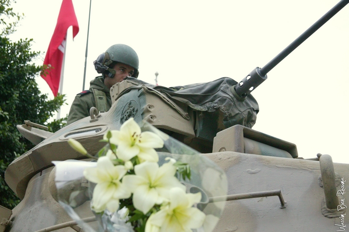 פרחים לחייל, בזמן מהפכת היסמין בתוניסיה ב-2011 (צילום: Wassim Ben Rhouma)