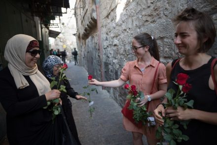 ישראליות מחלקות ורדים לערביות בעיר העתיקה, ביום ירושלים ב-2017 (צילום: נתי שוחט / פלאש90)