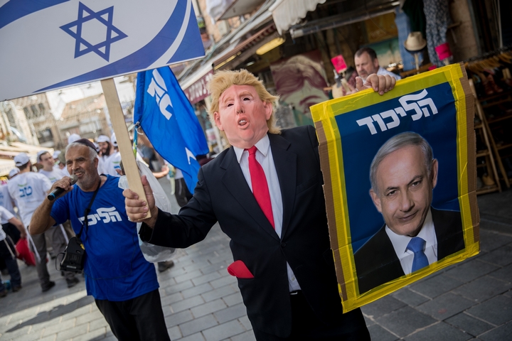 תומך ליכוד עוטה מסיכה של נשיא ארה"ב דונלד טראמפ בזמן קמפיין הבחירות בשוק מחנה יהודה בירושלים, 7 באפריל 2019 (צילום: יונתן זינדל/פלאש90)