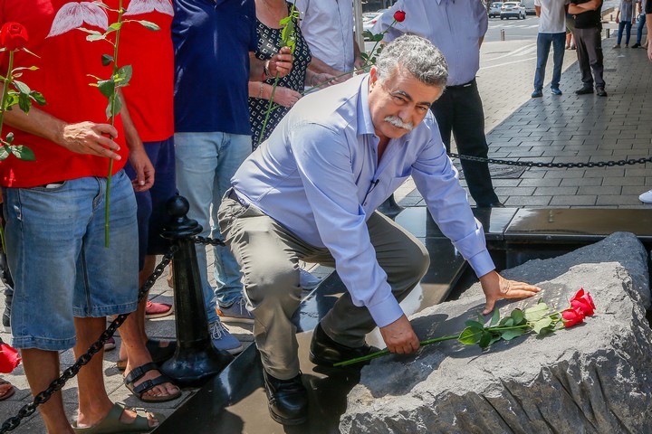 עמיר פרץ מבקר באנדרטה לזיכרו של רבין בתל אביב, יום לפני שנבחר לעמוד בראשות מפלגת העבודה, ב-1 ביולי 2019 (צילום: רועי אלימה / פלאש90)