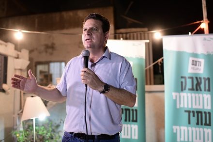יו"ר הרשימה המשותפת איימן עודה באירוע בחירות בדרום תל אביב, ב-8 בספטמבר 2019 (צילום: תומר נויברג / פלאש90)