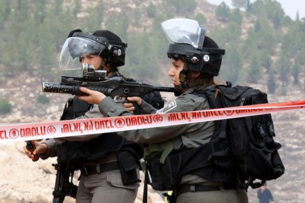 שוטרי מג"ב בעימות עם מפגינים פלסטינים ליד חברון, ב-15 בנובמבר 2019 (צילום: וויסאם האשלמון / פלאש90)